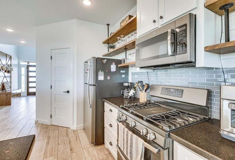 Modern Bryan Farmhouse On 1 Acre W/ Hot Tub!