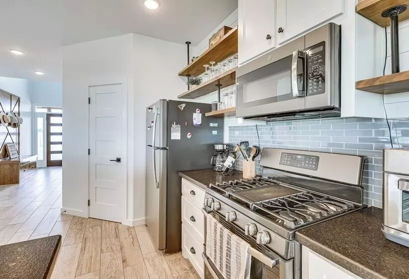 Modern Bryan Farmhouse On 1 Acre W/ Hot Tub!