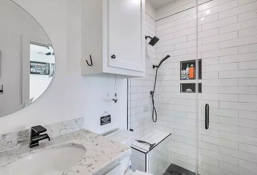 Modern Bryan Farmhouse On 1 Acre W/ Hot Tub!