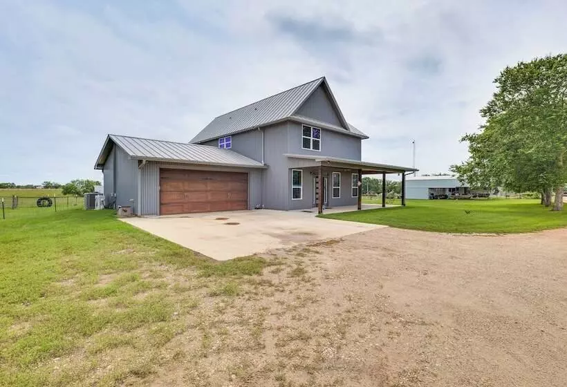 Modern Bryan Farmhouse On 1 Acre W/ Hot Tub!