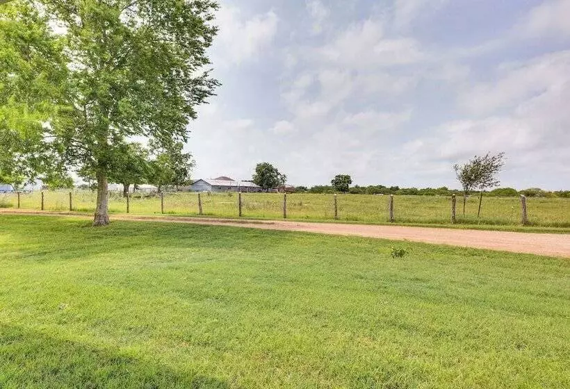 Modern Bryan Farmhouse On 1 Acre W/ Hot Tub!