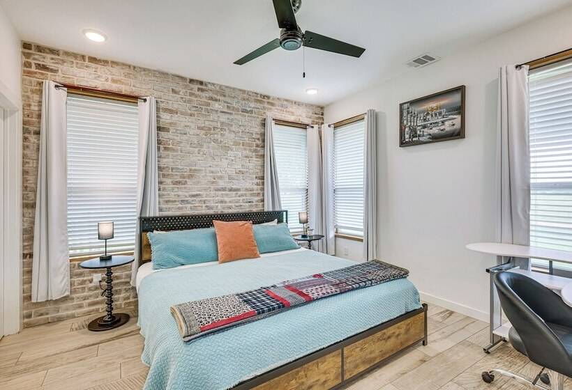 Modern Bryan Farmhouse On 1 Acre W/ Hot Tub!