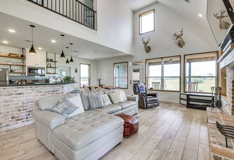 Modern Bryan Farmhouse On 1 Acre W/ Hot Tub!