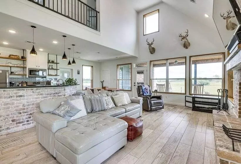 Modern Bryan Farmhouse On 1 Acre W/ Hot Tub!