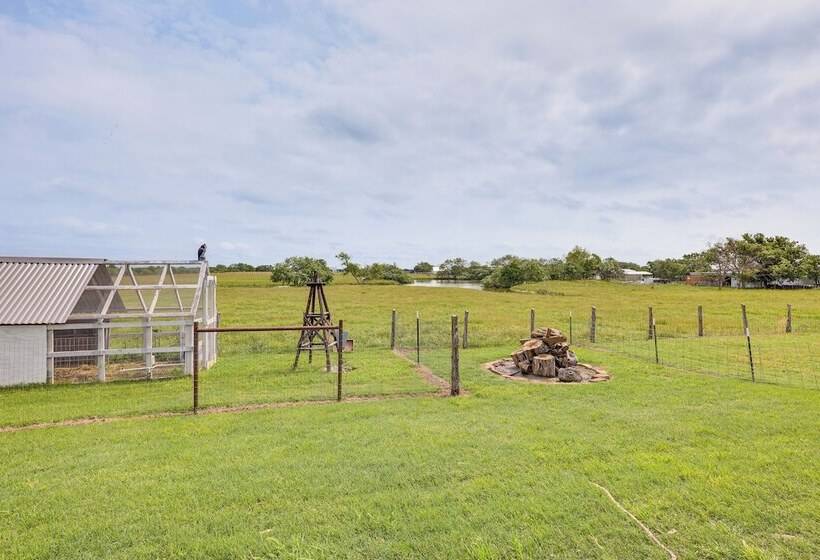 Modern Bryan Farmhouse On 1 Acre W/ Hot Tub!