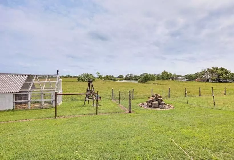 Modern Bryan Farmhouse On 1 Acre W/ Hot Tub!