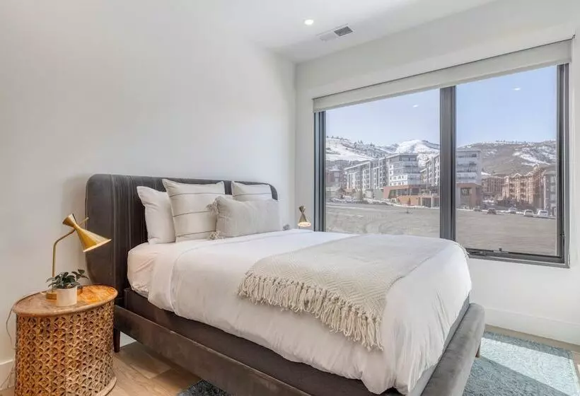 The Ridge At Canyons Village By Avantstay Stunning Ski In/out Condo W/ Hot Tub