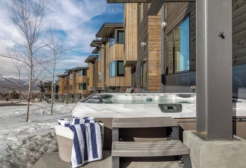 The Ridge At Canyons Village By Avantstay Stunning Ski In/out Condo W/ Hot Tub
