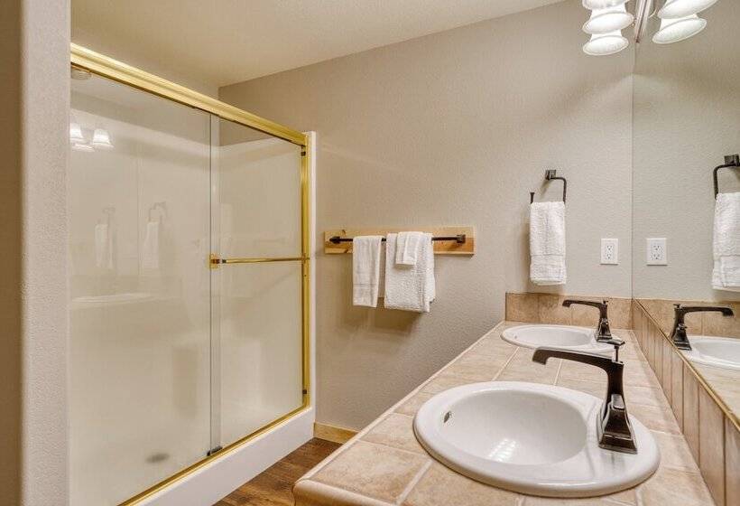 Quail By Avantstay Great Location + Game Room, Hot Tub, & Deck!