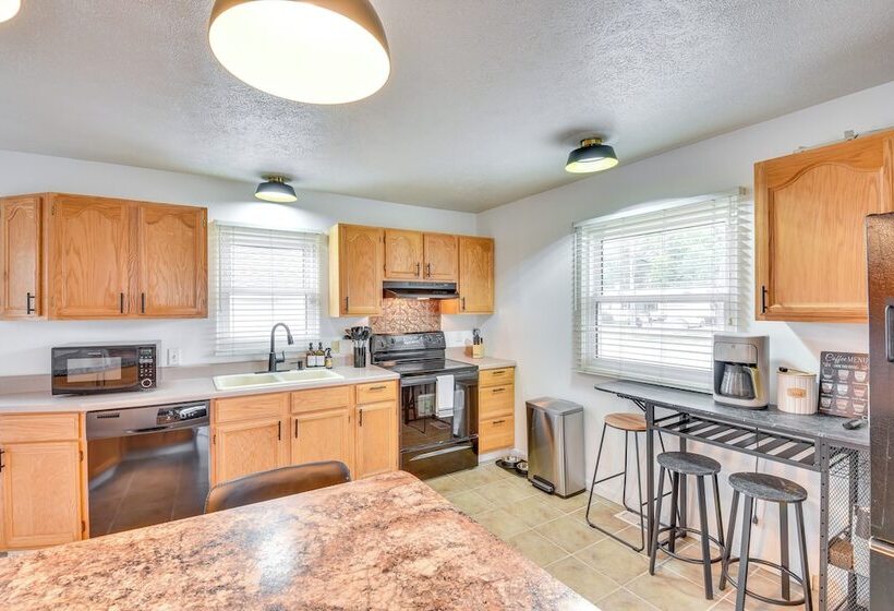 South Bend Home < 2 Mi To Notre Dame Stadium!