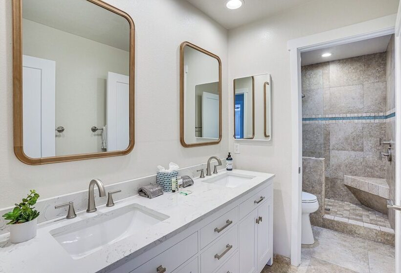 Spacious Home W/ Pool & Jacuzzi Near Laguna Beach!