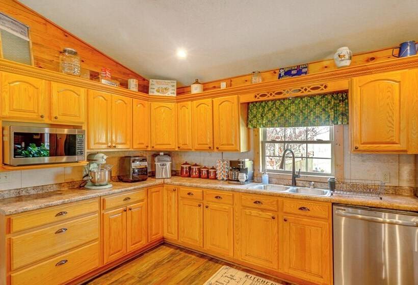 Spacious Ozarks Family Home   Private Pool & Grill