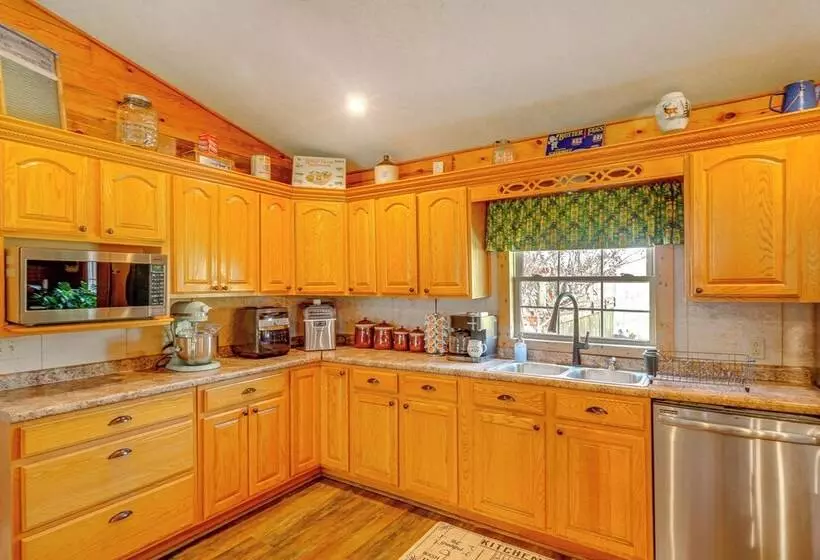 Spacious Ozarks Family Home   Private Pool & Grill