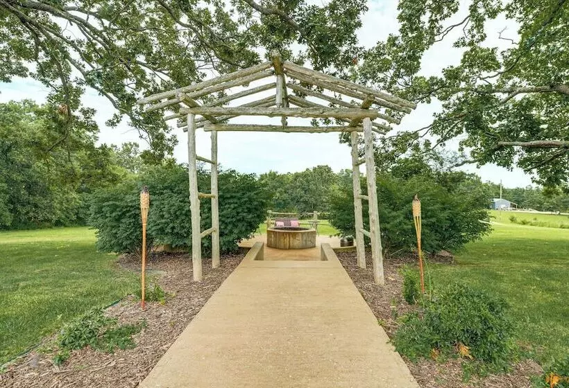 Spacious Ozarks Family Home   Private Pool & Grill