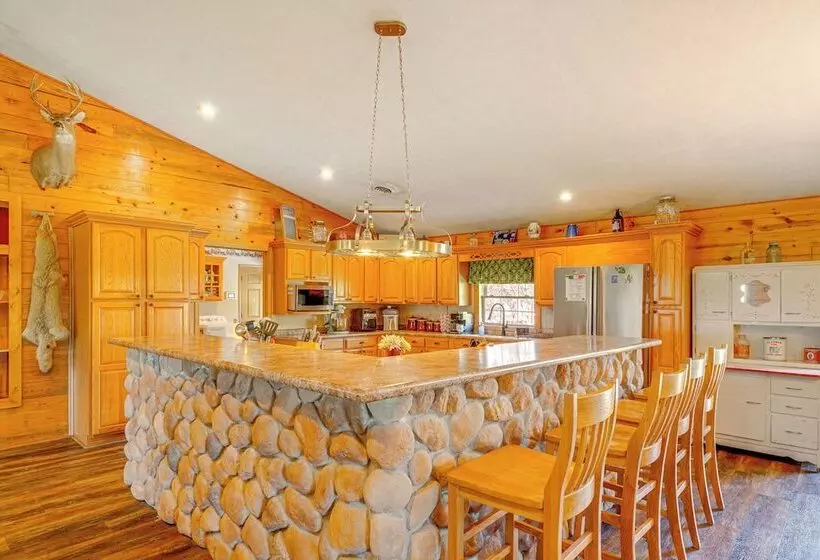 Spacious Ozarks Family Home   Private Pool & Grill