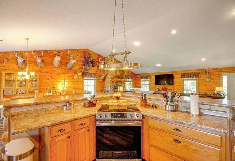 Spacious Ozarks Family Home   Private Pool & Grill