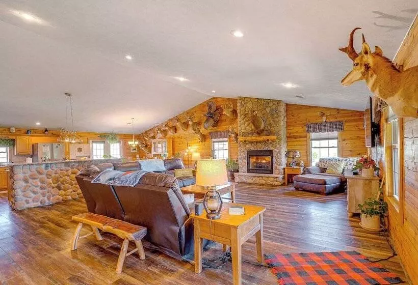 Spacious Ozarks Family Home   Private Pool & Grill