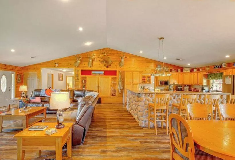 Spacious Ozarks Family Home   Private Pool & Grill