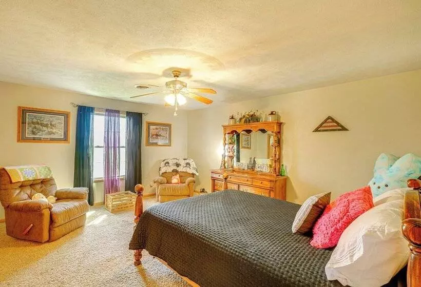 Spacious Ozarks Family Home   Private Pool & Grill