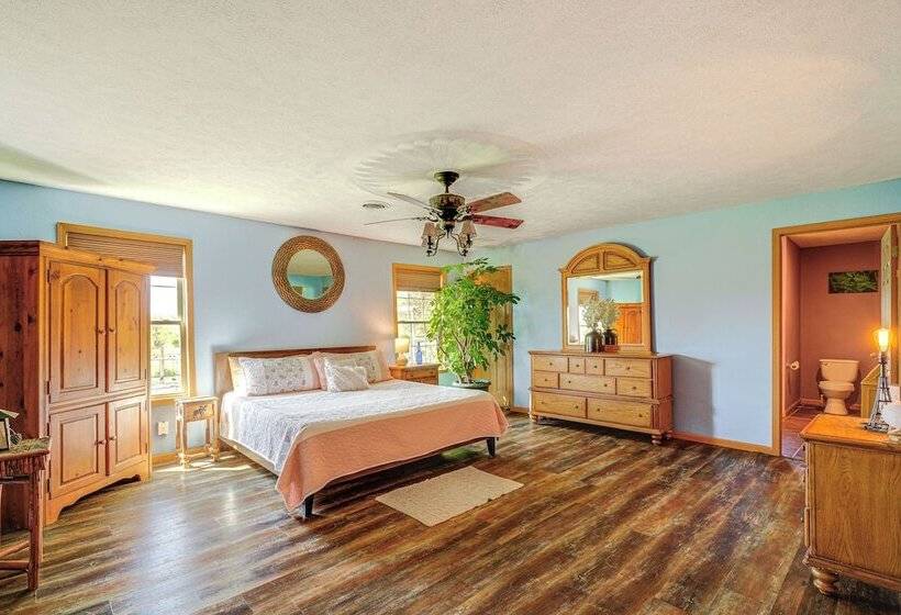 Spacious Ozarks Family Home   Private Pool & Grill