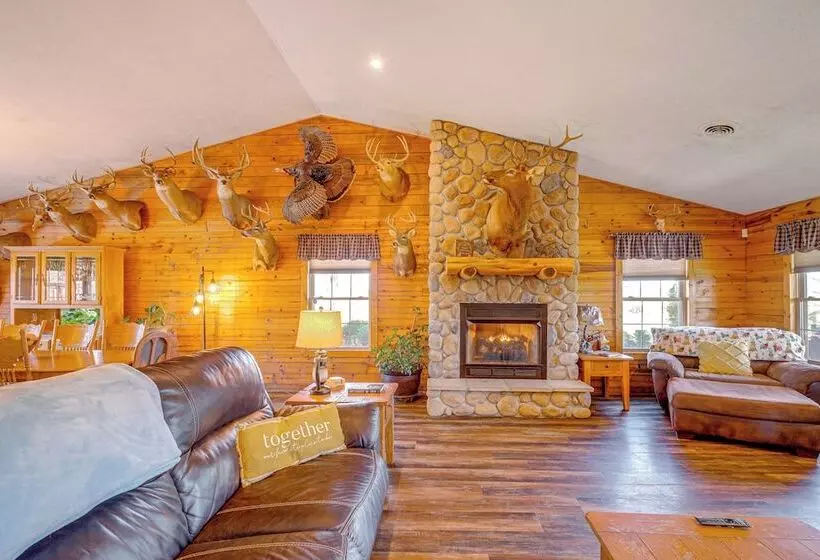 Spacious Ozarks Family Home   Private Pool & Grill