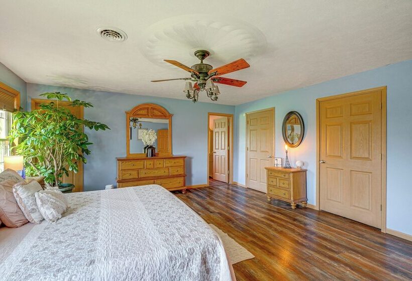 Spacious Ozarks Family Home   Private Pool & Grill