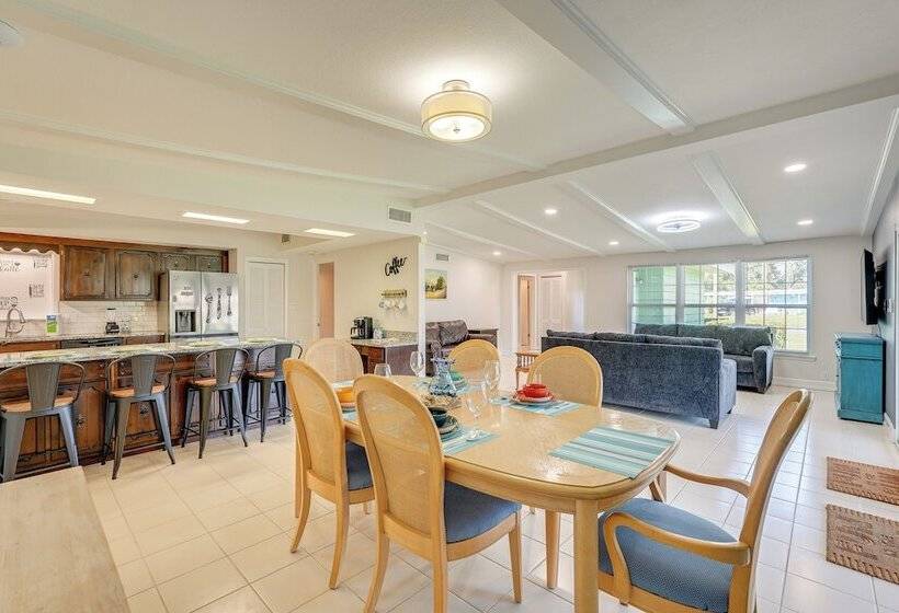 Walk To Ocean: Pet Friendly Home In Pcb!