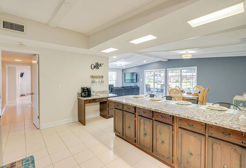 Walk To Ocean: Pet Friendly Home In Pcb!