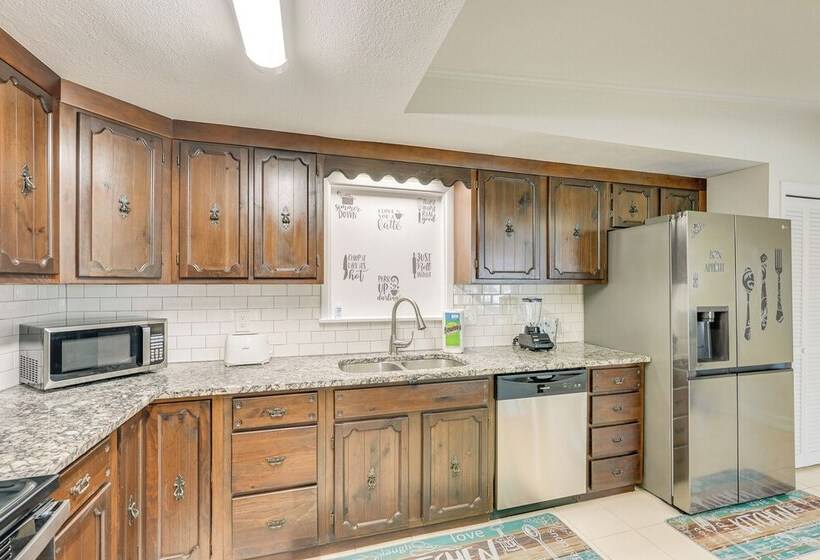 Walk To Ocean: Pet Friendly Home In Pcb!