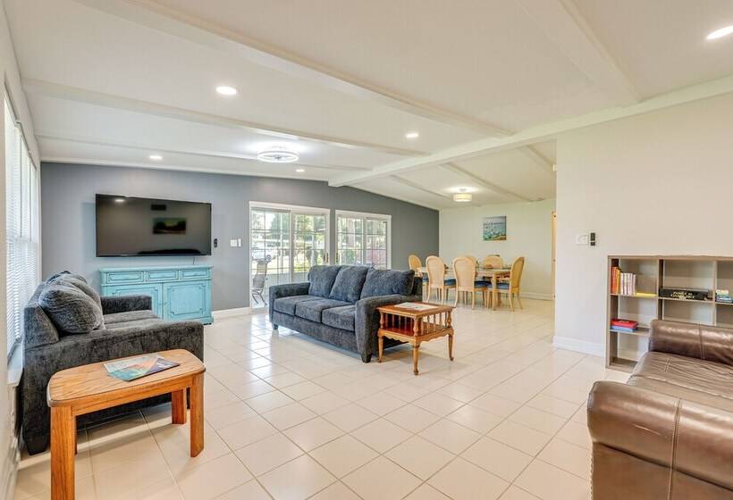 Walk To Ocean: Pet Friendly Home In Pcb!