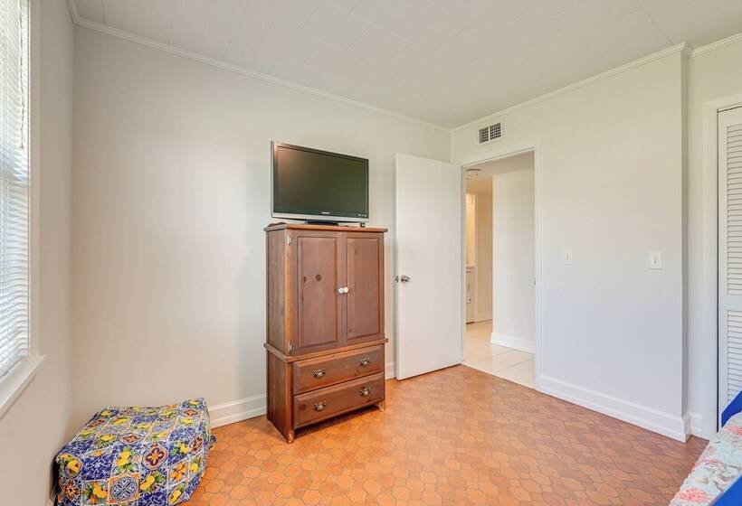 Walk To Ocean: Pet Friendly Home In Pcb!