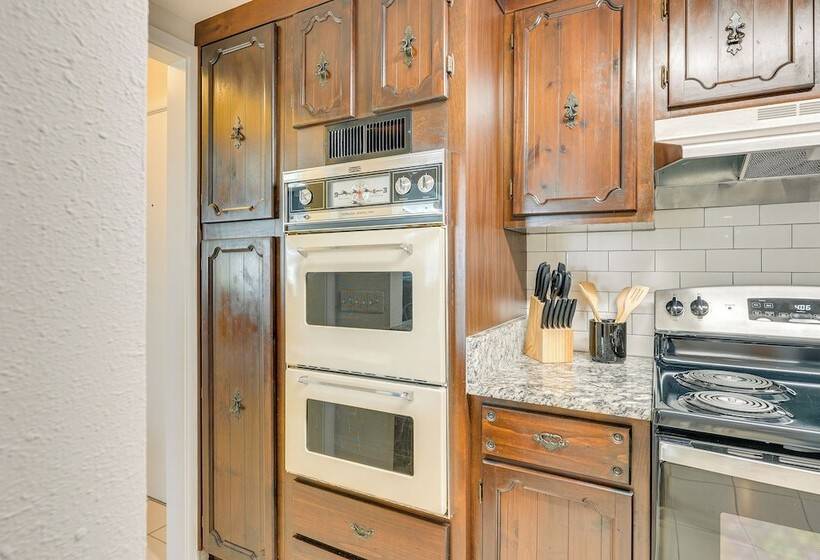 Walk To Ocean: Pet Friendly Home In Pcb!