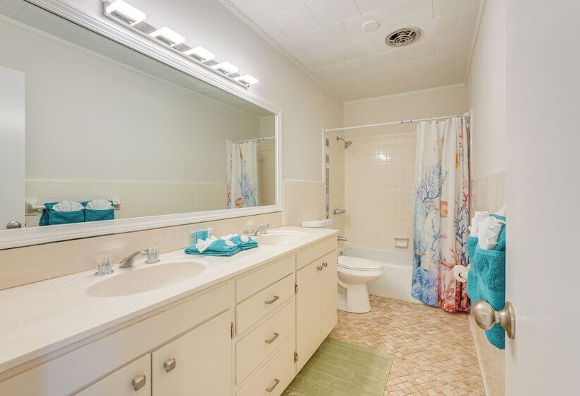 Walk To Ocean: Pet Friendly Home In Pcb!