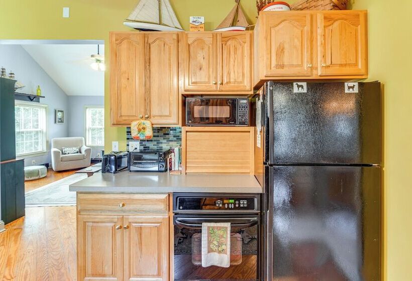 Tyaskin Retreat W/ Deck Across From The Water!