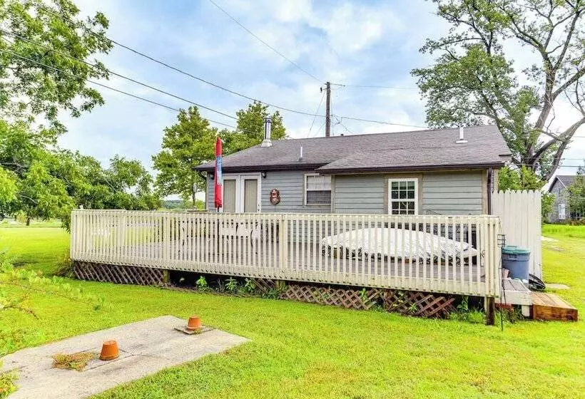 Tyaskin Retreat W/ Deck   Across From The Water!
