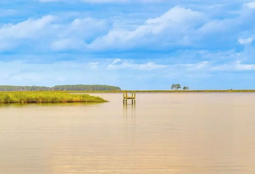 Tyaskin Retreat W/ Deck   Across From The Water!