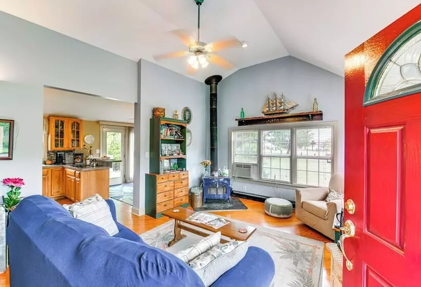 Tyaskin Retreat W/ Deck   Across From The Water!