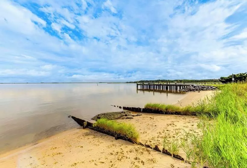 Tyaskin Retreat W/ Deck   Across From The Water!