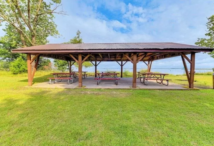 Tyaskin Retreat W/ Deck   Across From The Water!