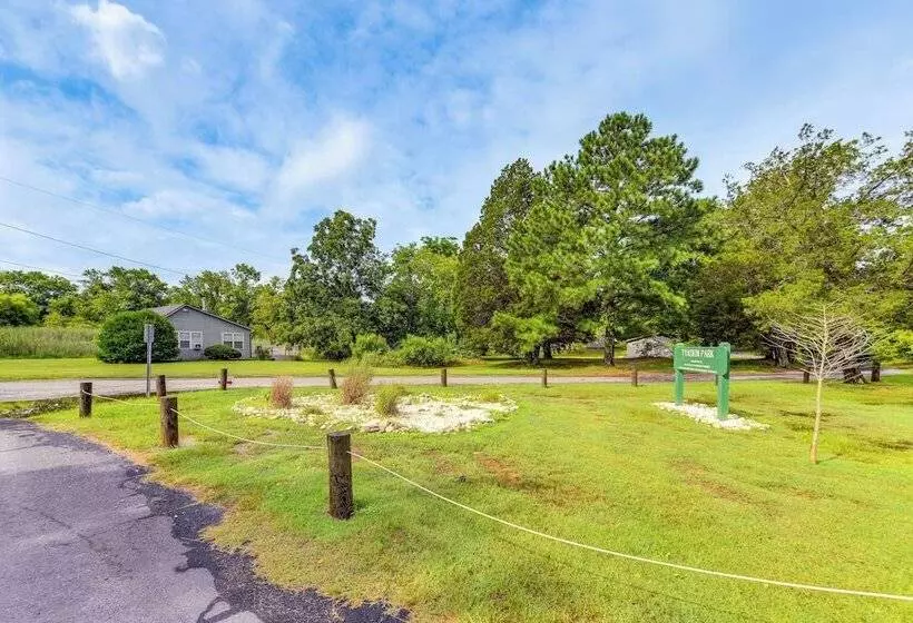 Tyaskin Retreat W/ Deck   Across From The Water!