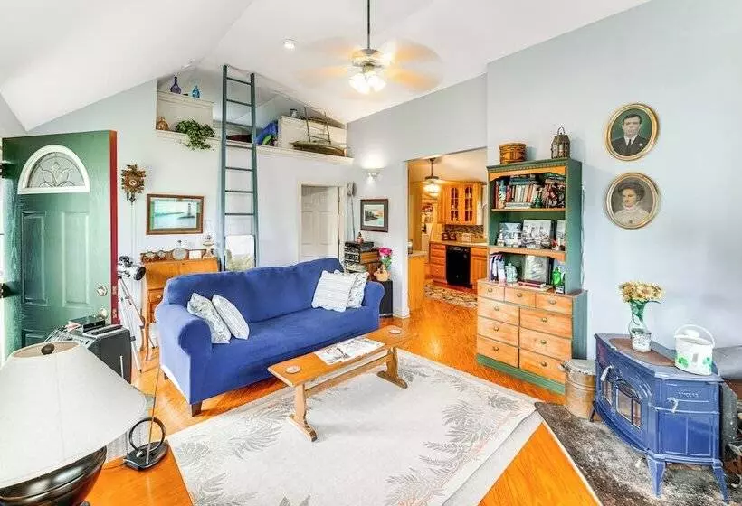 Tyaskin Retreat W/ Deck   Across From The Water!