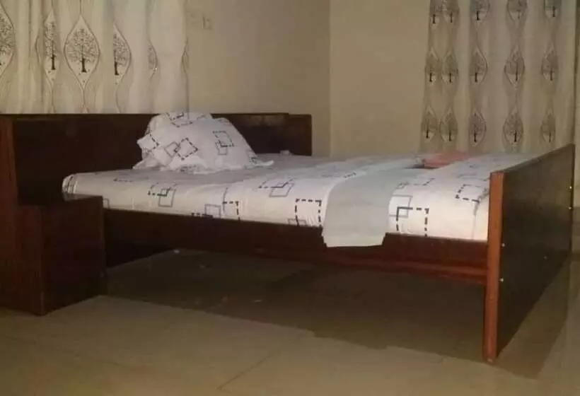 هتل Emmysroomies B&b