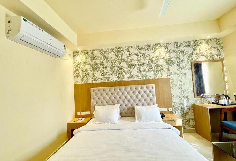 Petal ! Puri होटल पेटल হোটেল পাপড়ি హోటల్ పెటల్ Fully Air Conditioned Hotel With Lift And Parking Ca