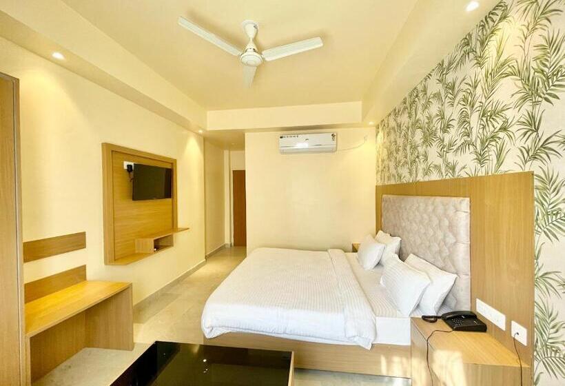 Petal ! Puri होटल पेटल হোটেল পাপড়ি హోటల్ పెటల్ Fully Air Conditioned Hotel With Lift And Parking Ca