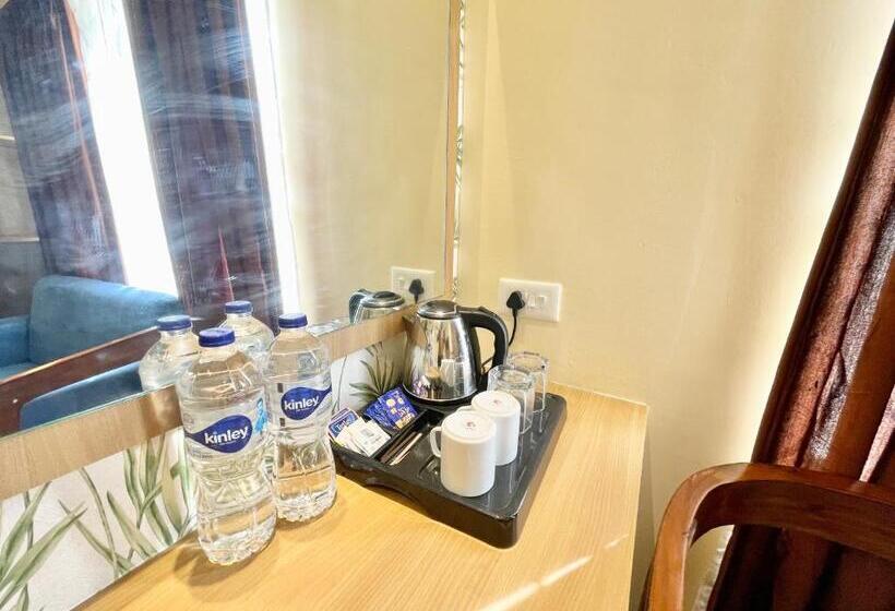 Petal ! Puri होटल पेटल হোটেল পাপড়ি హోటల్ పెటల్ Fully Air Conditioned Hotel With Lift And Parking Ca