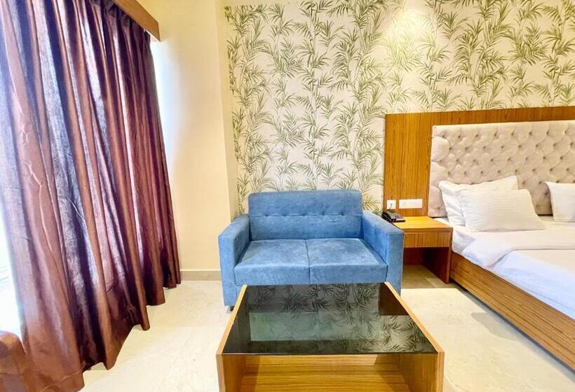 Petal ! Puri होटल पेटल হোটেল পাপড়ি హోటల్ పెటల్ Fully Air Conditioned Hotel With Lift And Parking Ca