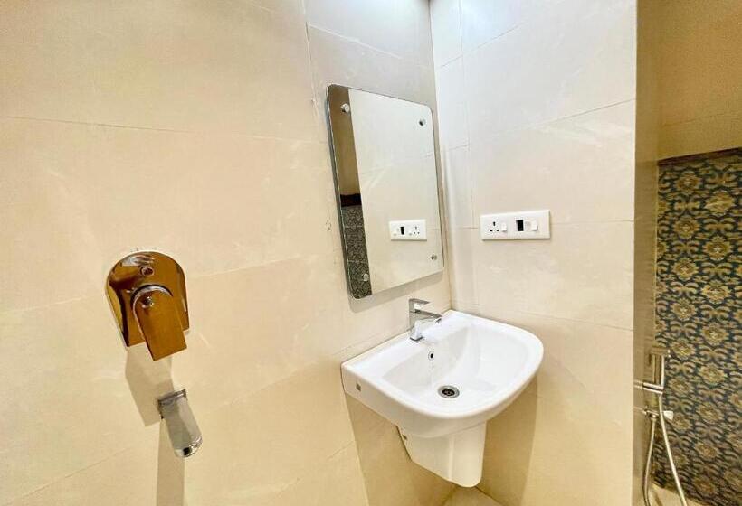 Petal ! Puri होटल पेटल হোটেল পাপড়ি హోటల్ పెటల్ Fully Air Conditioned Hotel With Lift And Parking Ca