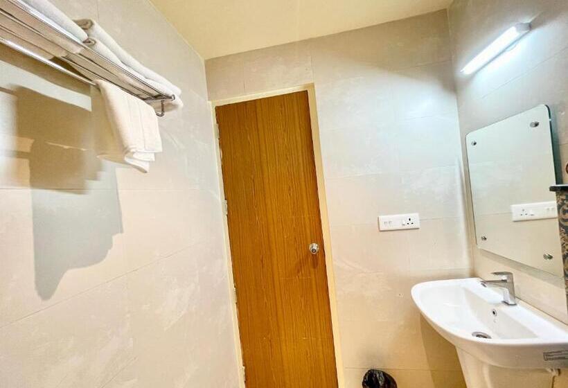 Petal ! Puri होटल पेटल হোটেল পাপড়ি హోటల్ పెటల్ Fully Air Conditioned Hotel With Lift And Parking Ca