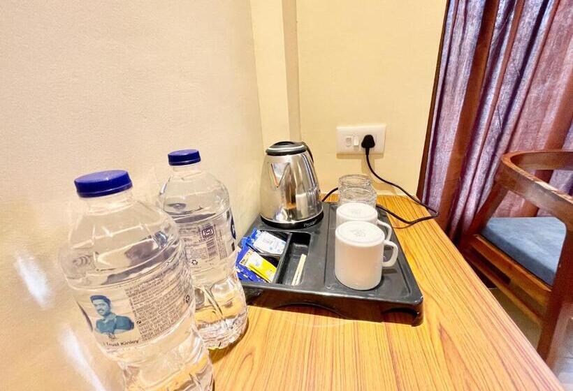 Petal ! Puri होटल पेटल হোটেল পাপড়ি హోటల్ పెటల్ Fully Air Conditioned Hotel With Lift And Parking Ca