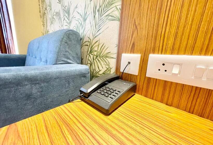 Petal ! Puri होटल पेटल হোটেল পাপড়ি హోటల్ పెటల్ Fully Air Conditioned Hotel With Lift And Parking Ca